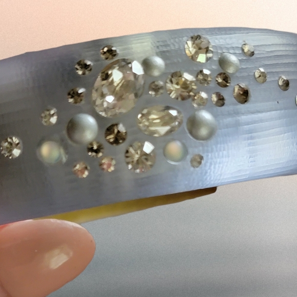 ALEXIS BITTAR | SWAROVSKI CRYSTAL LUMINOUS GRAY MAGNETIC LUCITE BRACELET - Picture 5 of 12